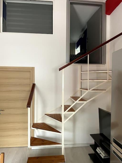 Comfy Apartment With Low Ceiling Attic Athen Exterior foto